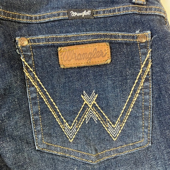 LIKE NEW! Wrangler Boot Cut Dark Wash Jeans, Women's Size 5 X 34 - Picture 8 of 9
